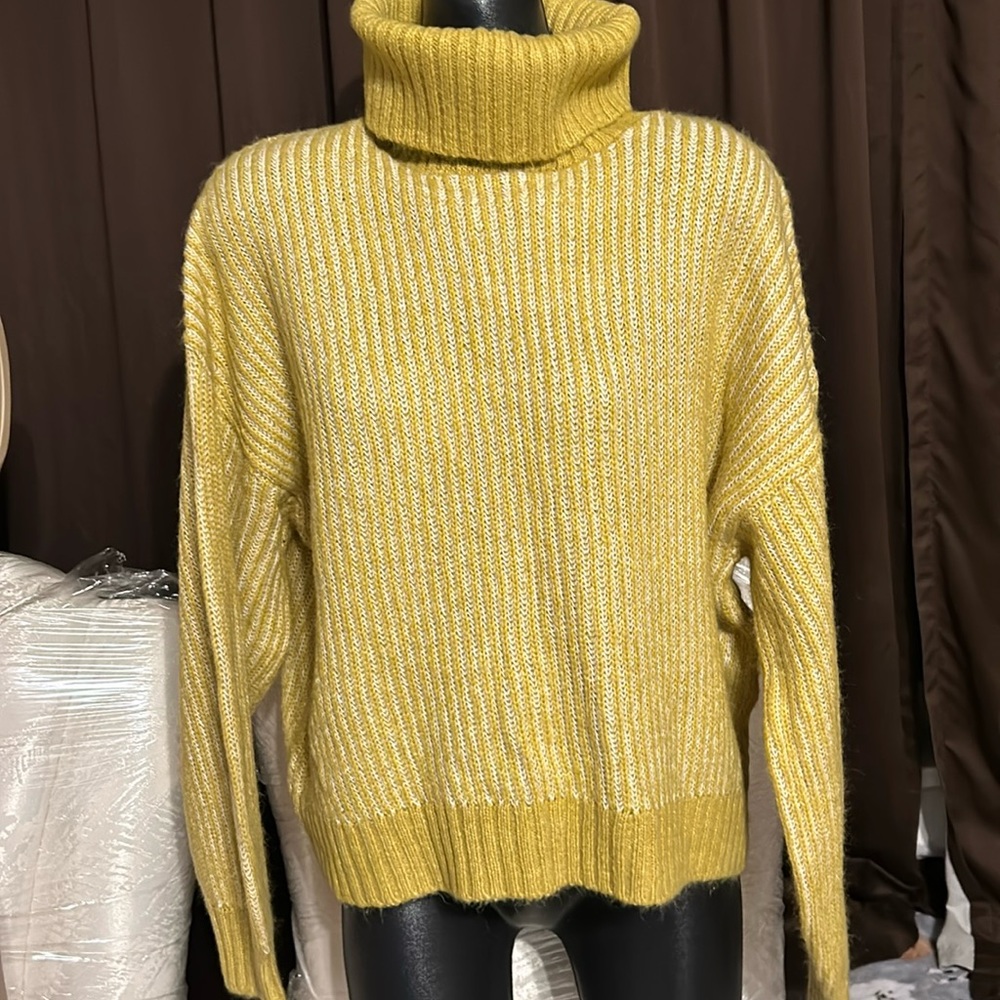 Size Large like new Old Navy sweater
